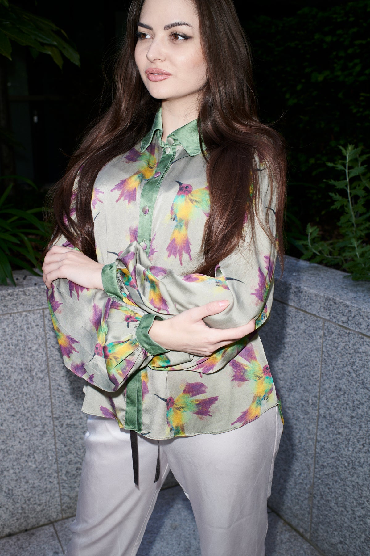 Serena, Bluse aus 100 % Maulbeerseide, Farbe Kolibriprint – am Model 3 – Alinari Firenze