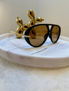 Serenella, occhiali da sole, protezione UV400, colore nero con lenti marroni – foto lifestyle – Alinari Firenze