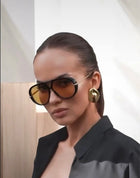 Serenella, occhiali da sole, protezione UV400, colore nero con lenti marroni – foto lifestyle 4 – Alinari Firenze