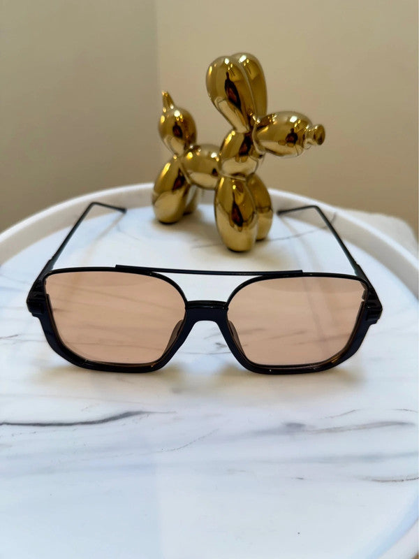 Toscana, occhiali da sole, protezione UV400, colore nero con lenti rosate – foto lifestyle 3 – Alinari Firenze