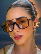 Toscana, occhiali da sole, protezione UV400, colore nero con lenti rosate – foto lifestyle 5 – Alinari Firenze