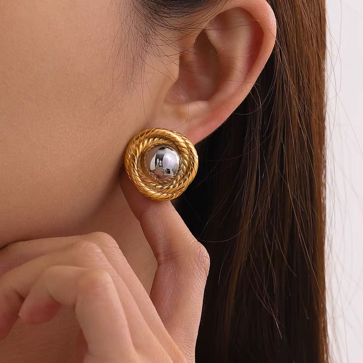 Vintage Rope Edge, pendientes de botón de metales mixtos, color dorado y plateado – foto lifestyle – Alinari Firenze